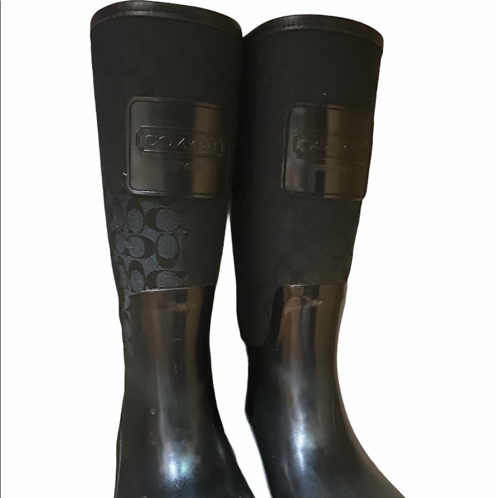 ☔️ Coach rain boots! A must have